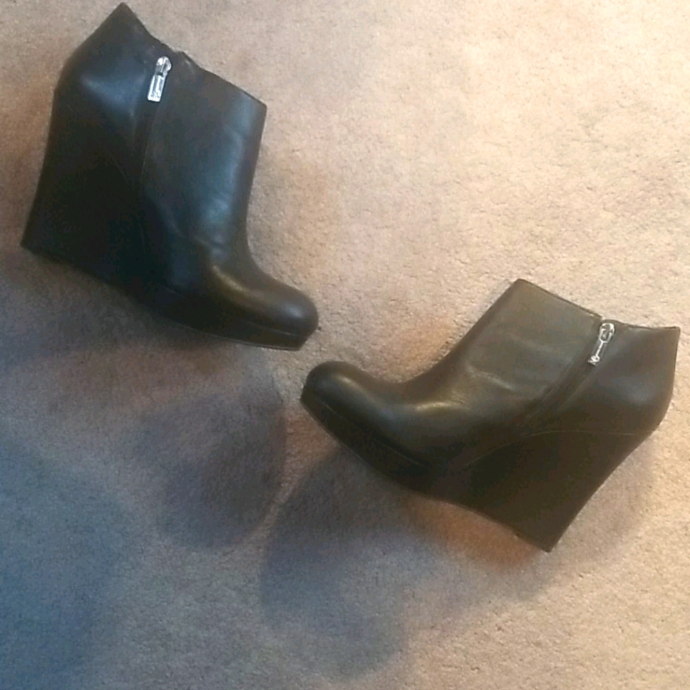 Black Wedges
